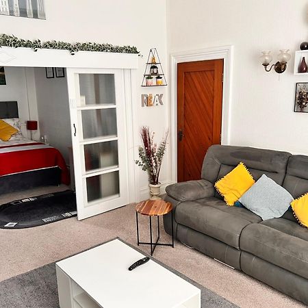 Victoria House - Self Catering Quiet Guesthouse - Adult Singles And Couples Only Blackpool Buitenkant foto