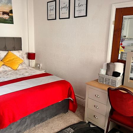 Victoria House - Self Catering Quiet Guesthouse - Adult Singles And Couples Only Blackpool Buitenkant foto