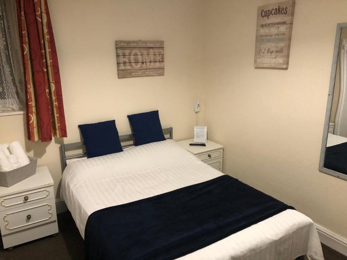 Victoria House - Self Catering Quiet Guesthouse - Adult Singles And Couples Only Blackpool Buitenkant foto