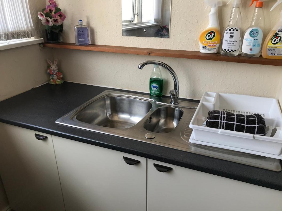 Victoria House - Self Catering Quiet Guesthouse - Adult Singles And Couples Only Blackpool Buitenkant foto