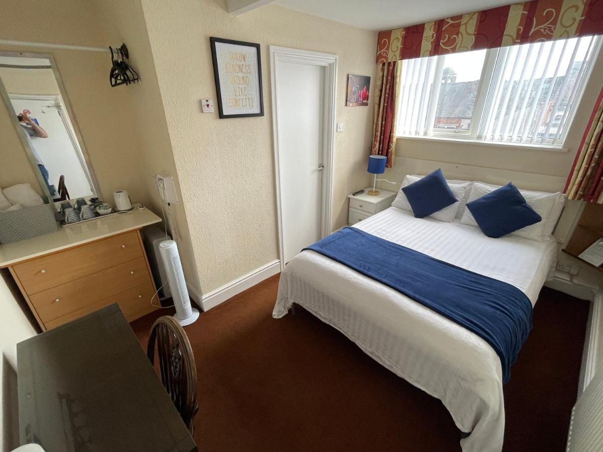 Victoria House - Self Catering Quiet Guesthouse - Adult Singles And Couples Only Blackpool Buitenkant foto