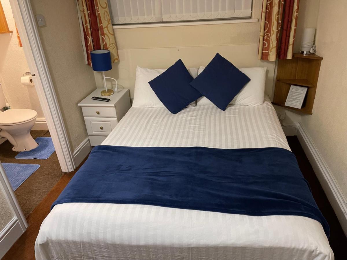 Victoria House - Self Catering Quiet Guesthouse - Adult Singles And Couples Only Blackpool Buitenkant foto