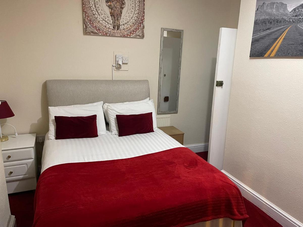 Victoria House - Self Catering Quiet Guesthouse - Adult Singles And Couples Only Blackpool Buitenkant foto
