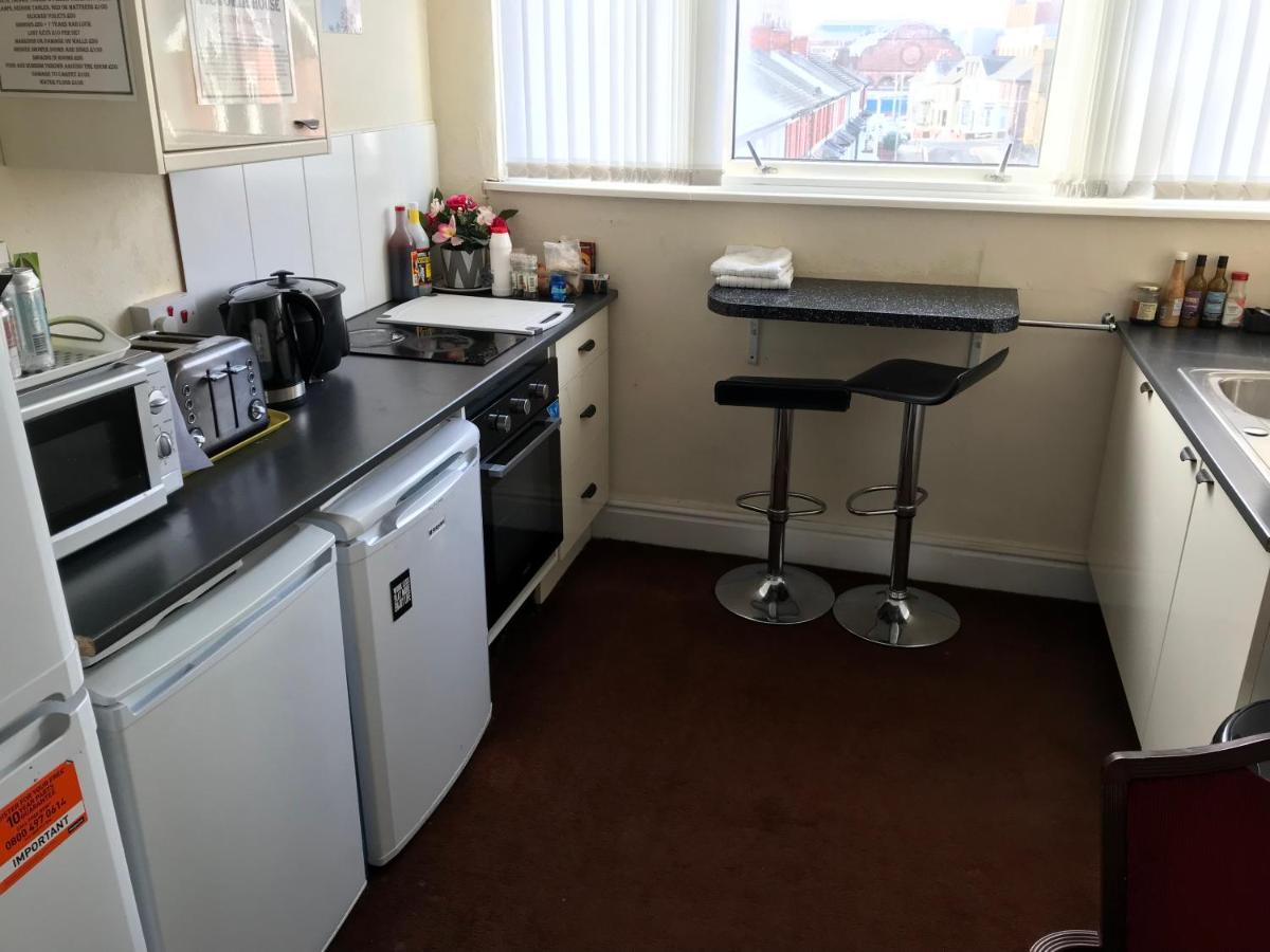 Victoria House - Self Catering Quiet Guesthouse - Adult Singles And Couples Only Blackpool Buitenkant foto