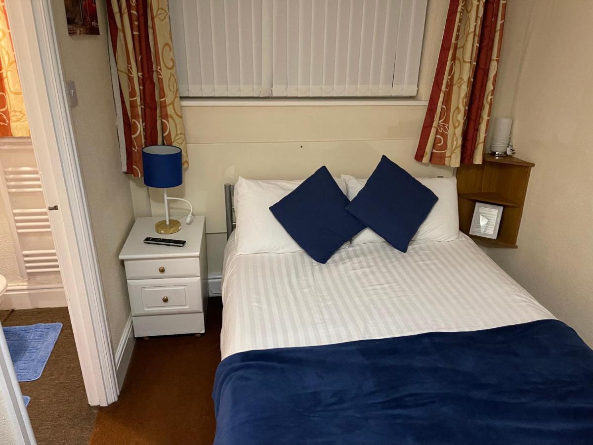 Victoria House - Self Catering Quiet Guesthouse - Adult Singles And Couples Only Blackpool Buitenkant foto