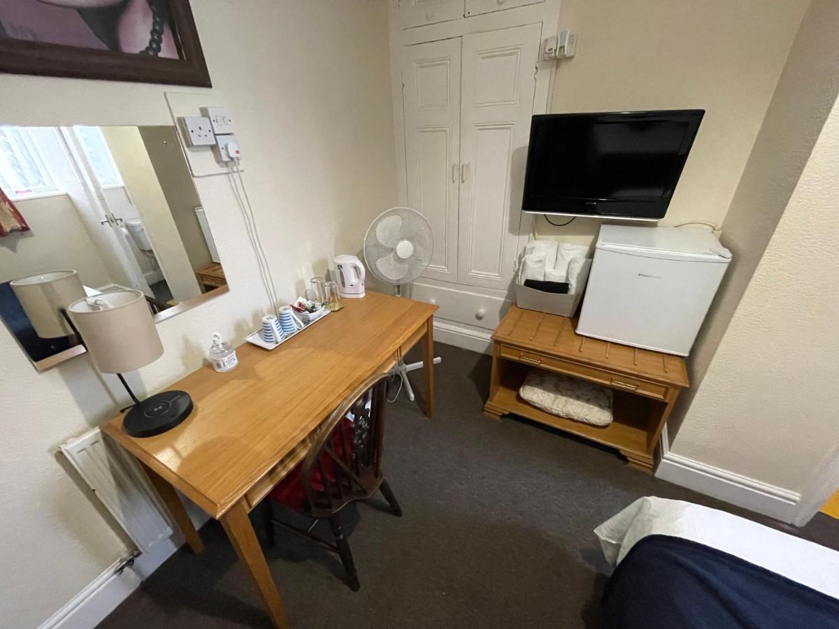 Victoria House - Self Catering Quiet Guesthouse - Adult Singles And Couples Only Blackpool Buitenkant foto