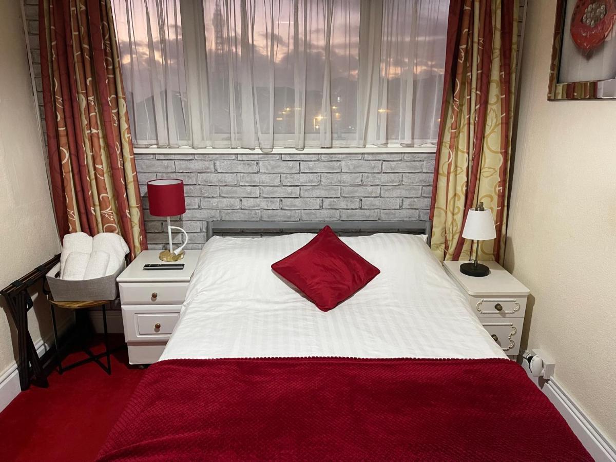 Victoria House - Self Catering Quiet Guesthouse - Adult Singles And Couples Only Blackpool Buitenkant foto