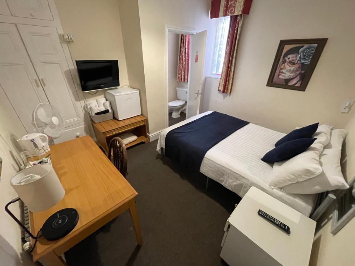 Victoria House - Self Catering Quiet Guesthouse - Adult Singles And Couples Only Blackpool Buitenkant foto