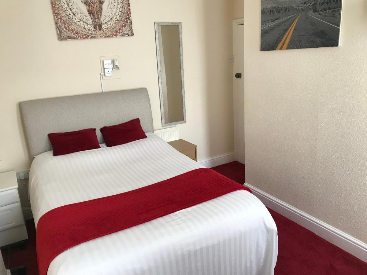 Victoria House - Self Catering Quiet Guesthouse - Adult Singles And Couples Only Blackpool Buitenkant foto