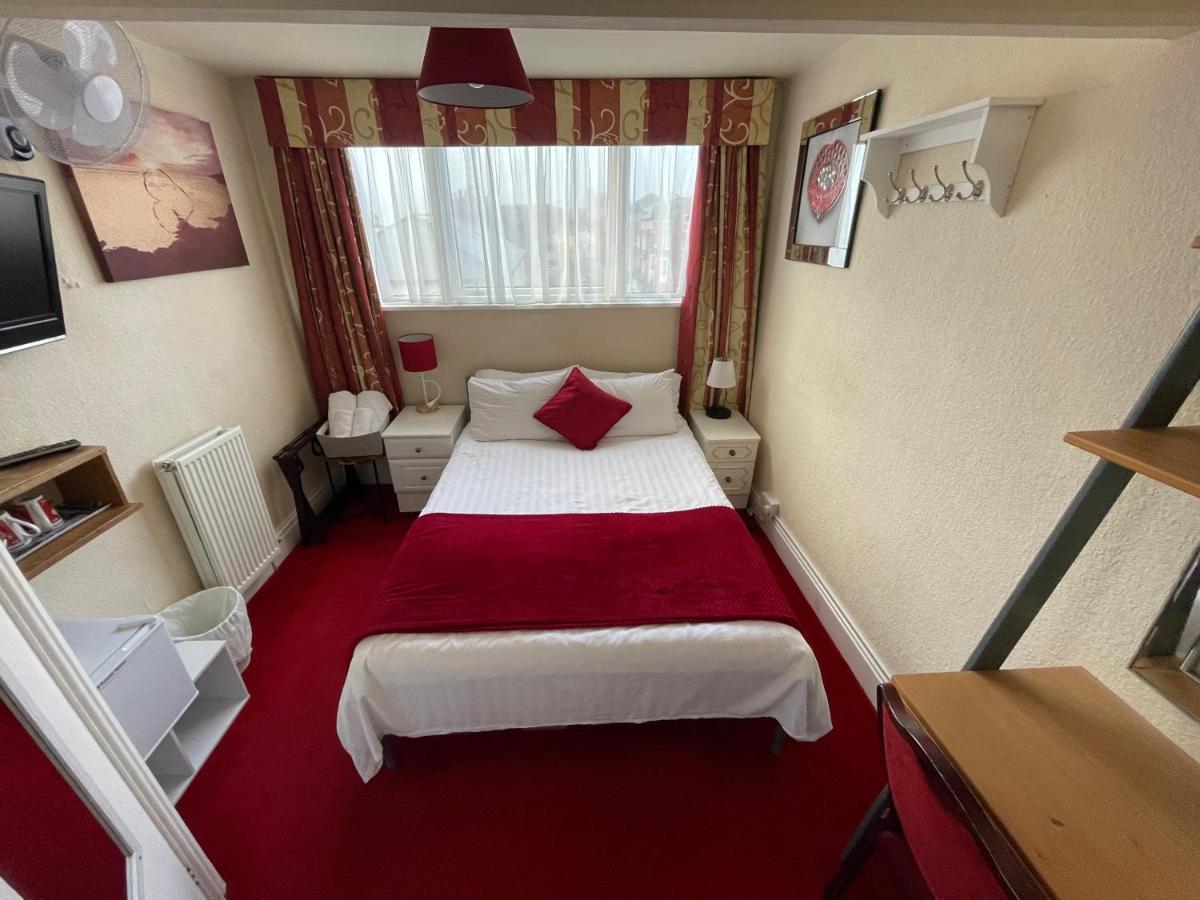 Victoria House - Self Catering Quiet Guesthouse - Adult Singles And Couples Only Blackpool Buitenkant foto