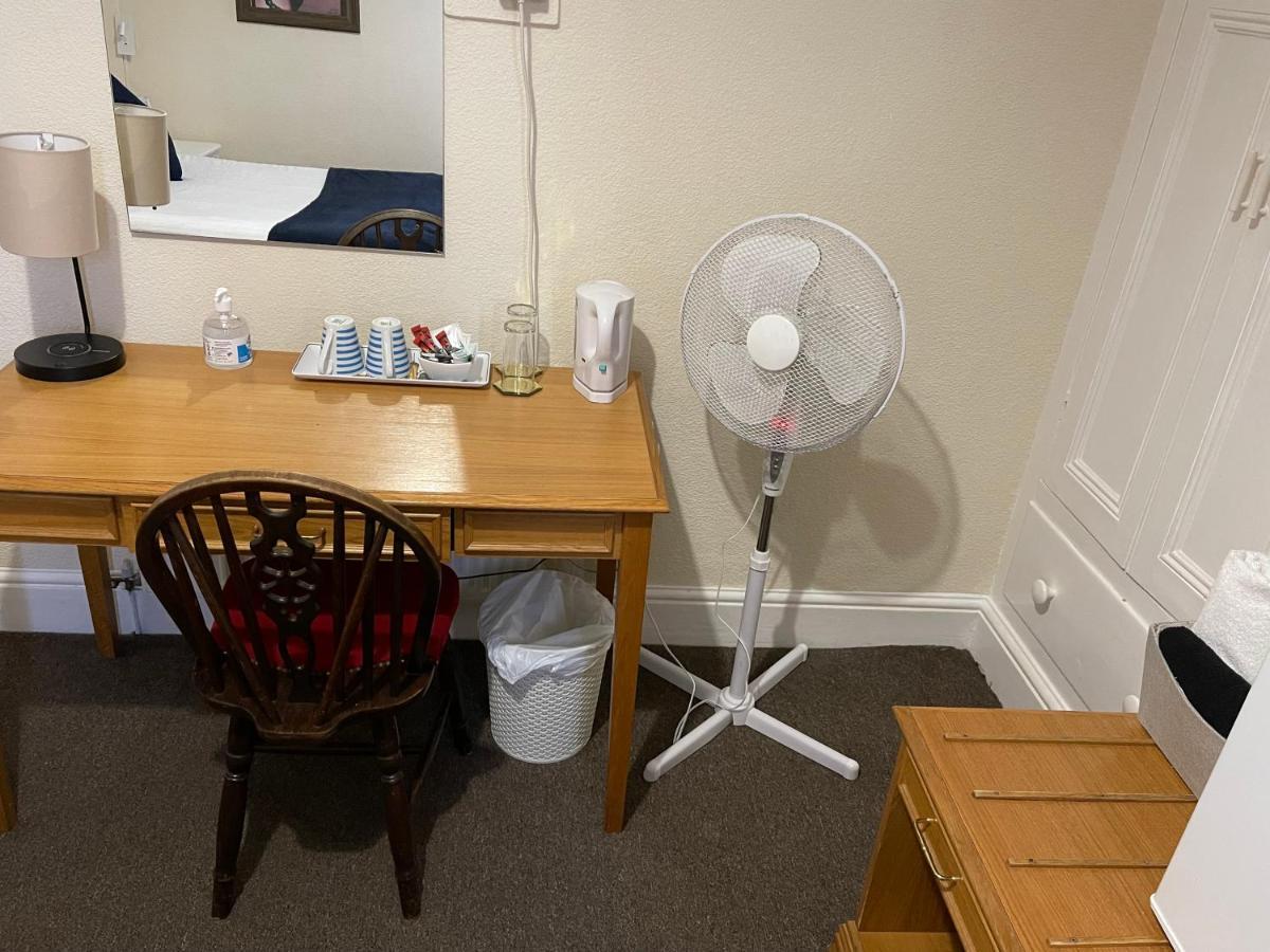 Victoria House - Self Catering Quiet Guesthouse - Adult Singles And Couples Only Blackpool Buitenkant foto