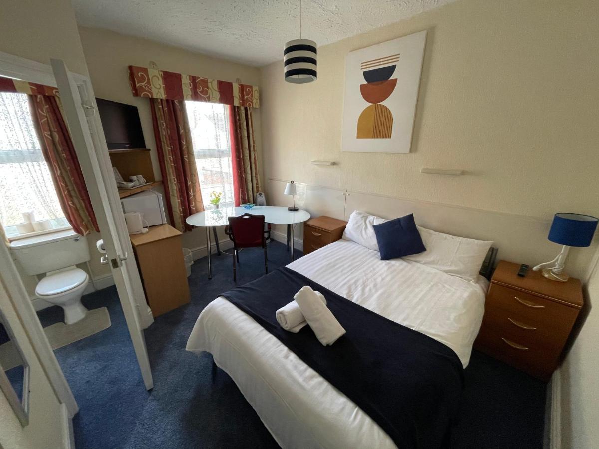Victoria House - Self Catering Quiet Guesthouse - Adult Singles And Couples Only Blackpool Buitenkant foto