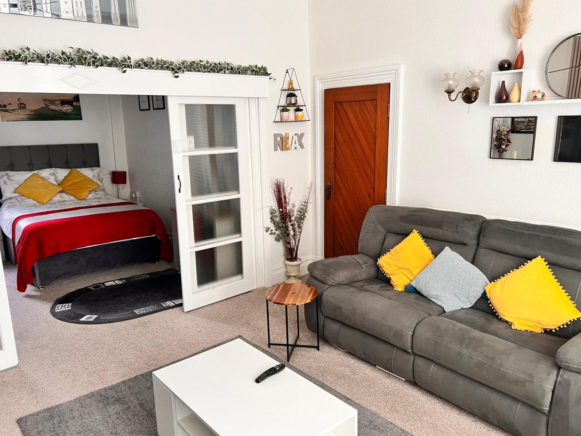Victoria House - Self Catering Quiet Guesthouse - Adult Singles And Couples Only Blackpool Buitenkant foto