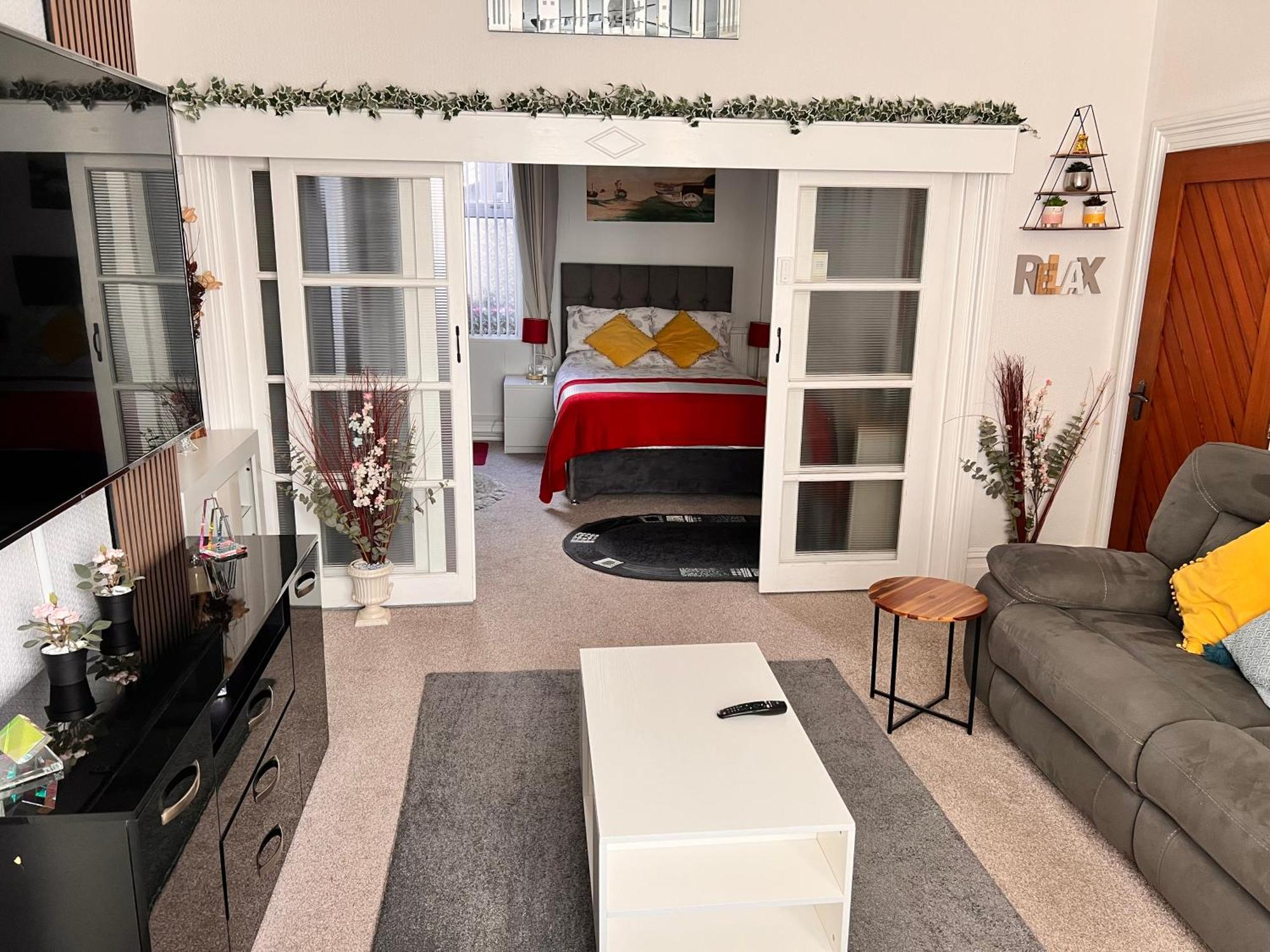 Victoria House - Self Catering Quiet Guesthouse - Adult Singles And Couples Only Blackpool Buitenkant foto