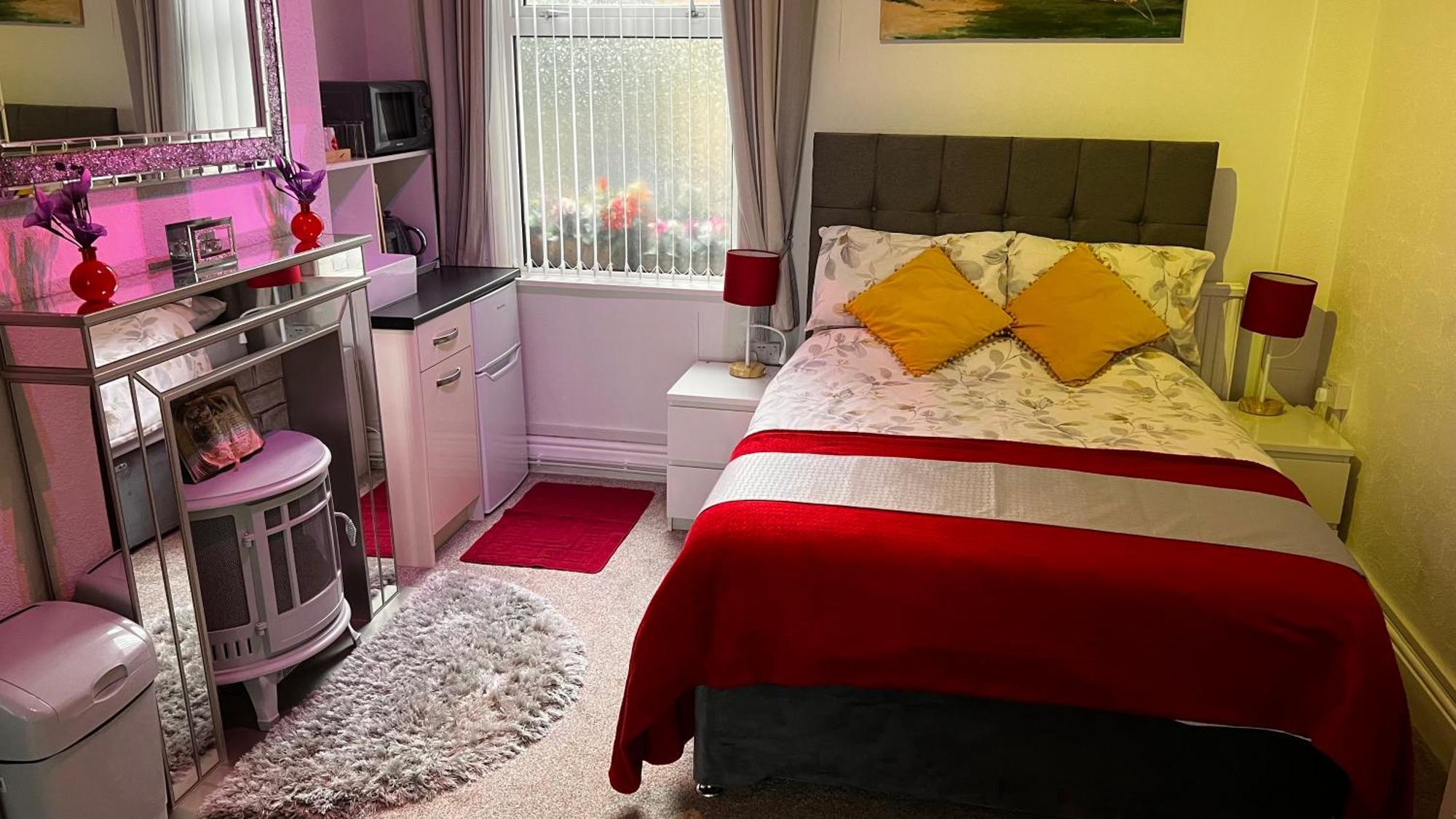 Victoria House - Self Catering Quiet Guesthouse - Adult Singles And Couples Only Blackpool Buitenkant foto