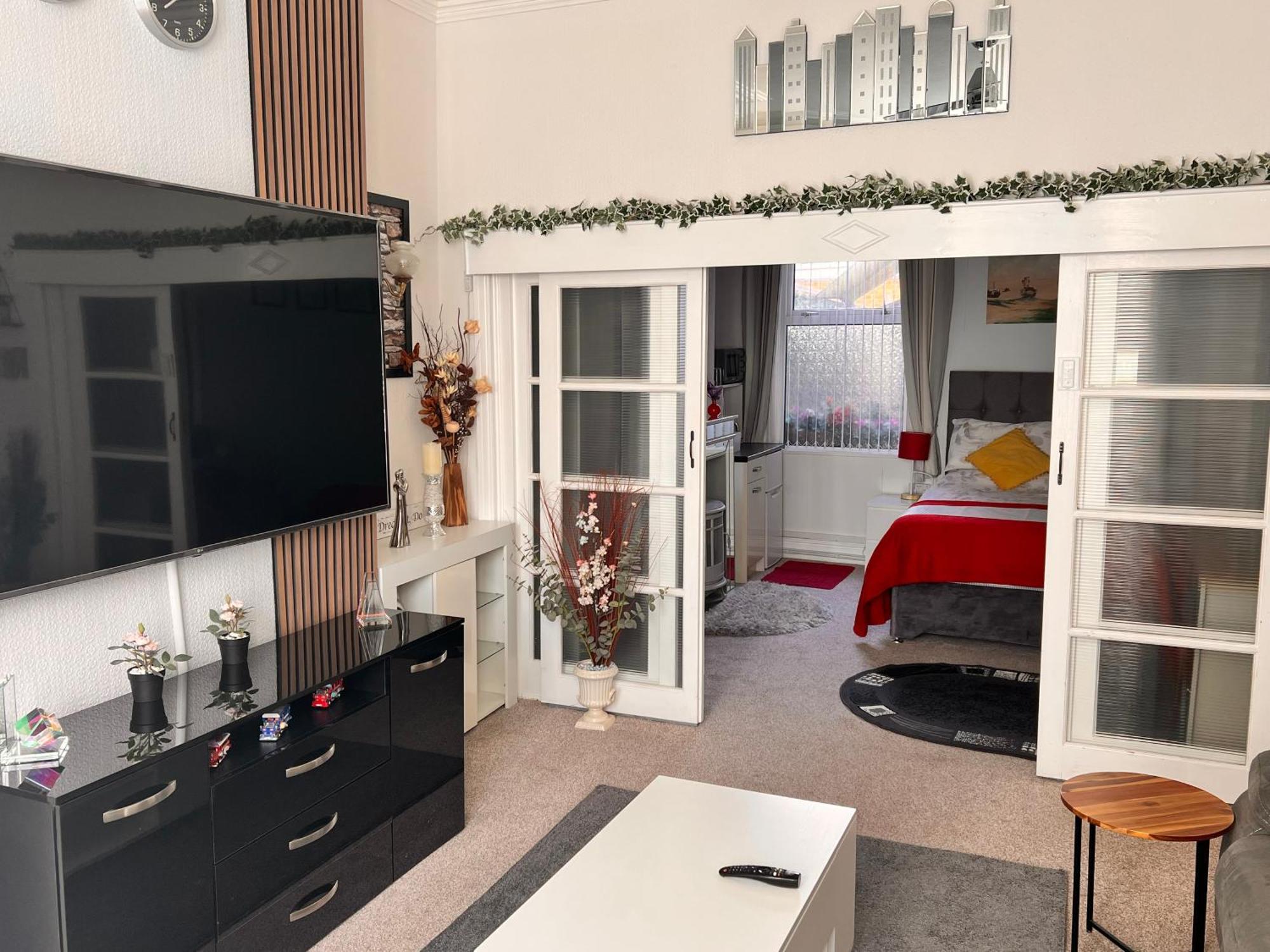 Victoria House - Self Catering Quiet Guesthouse - Adult Singles And Couples Only Blackpool Buitenkant foto