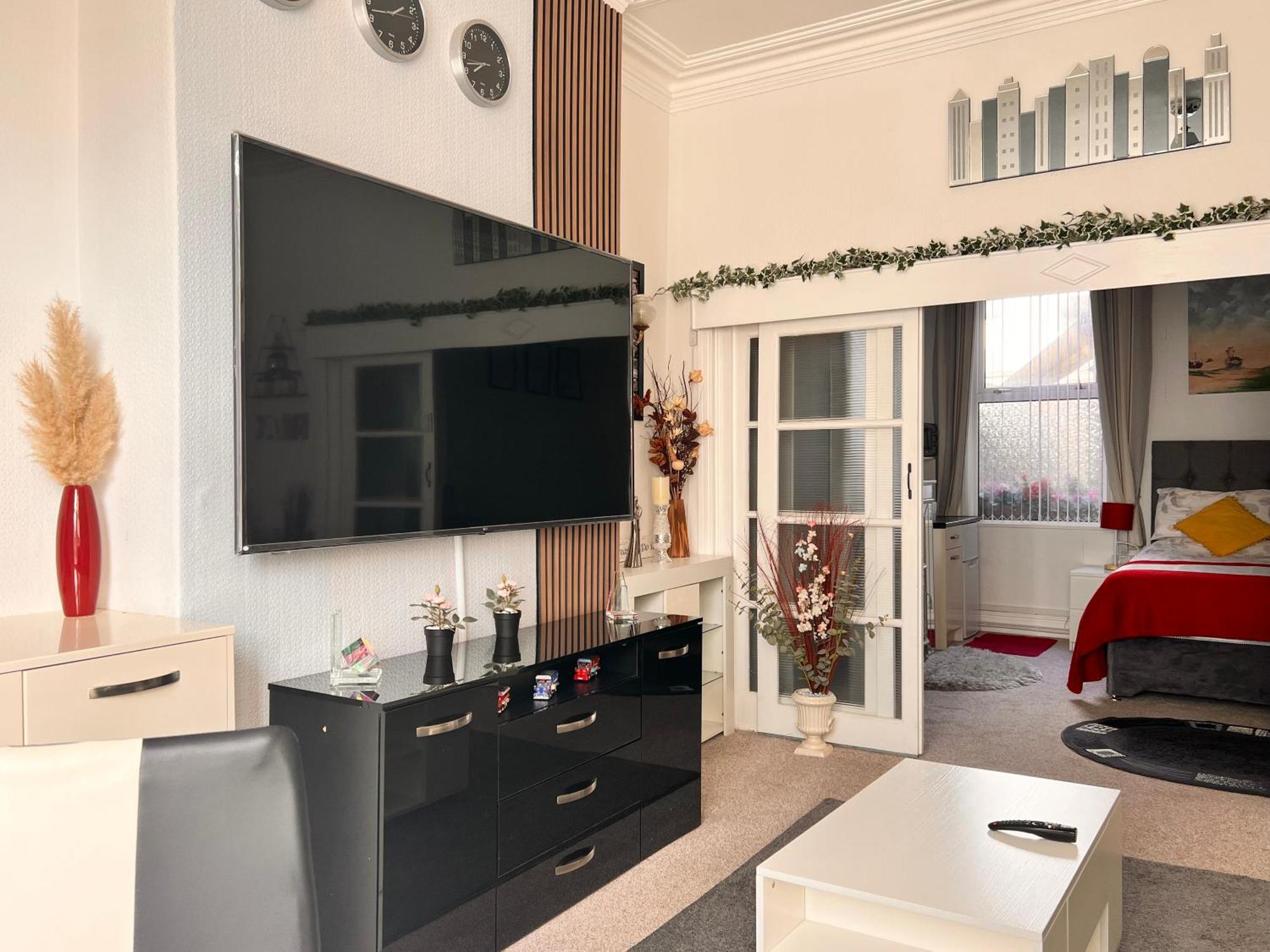 Victoria House - Self Catering Quiet Guesthouse - Adult Singles And Couples Only Blackpool Buitenkant foto