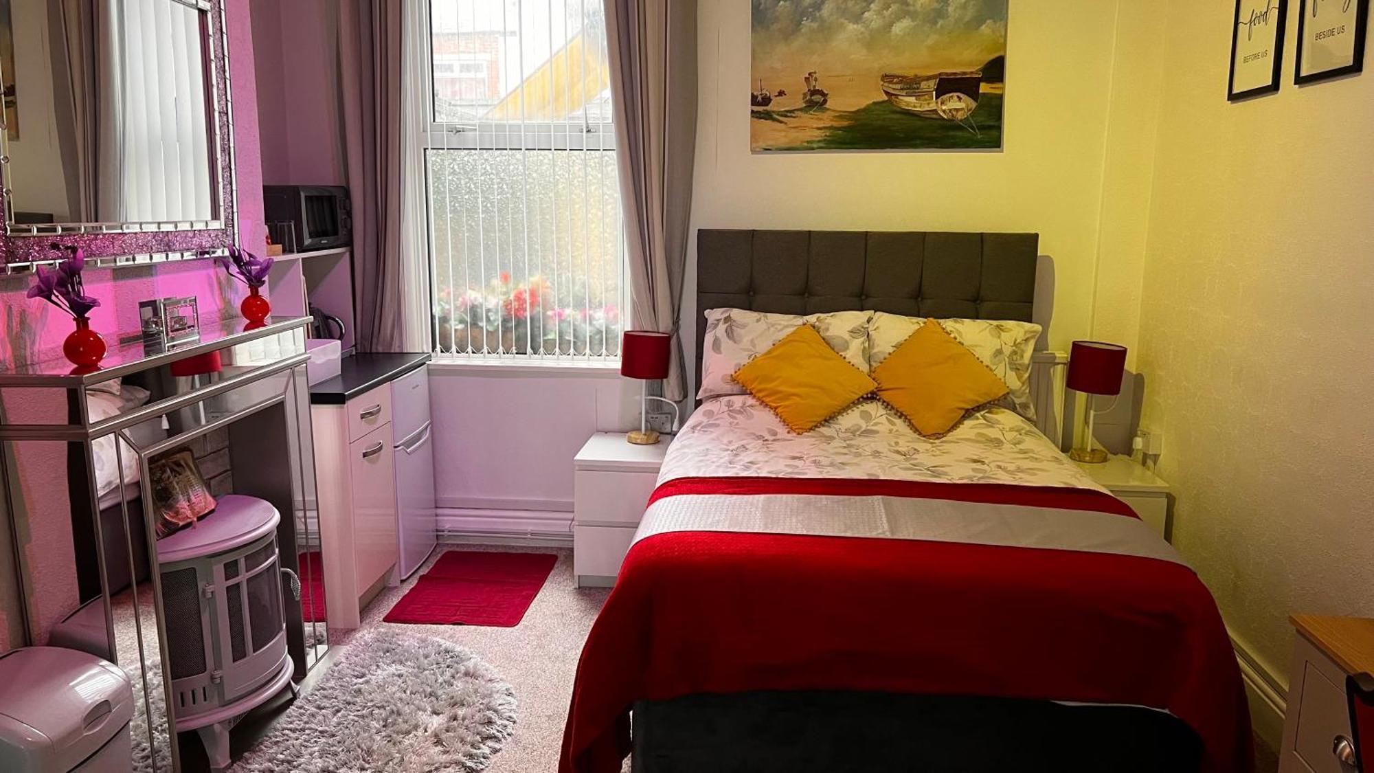 Victoria House - Self Catering Quiet Guesthouse - Adult Singles And Couples Only Blackpool Buitenkant foto
