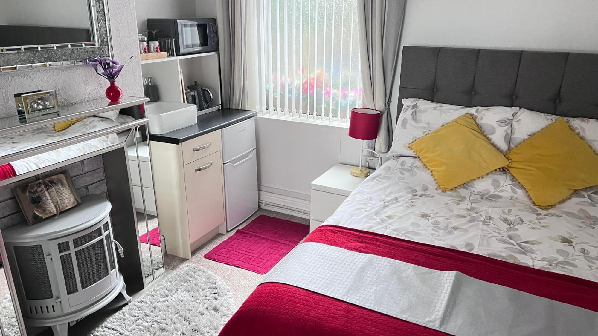Victoria House - Self Catering Quiet Guesthouse - Adult Singles And Couples Only Blackpool Buitenkant foto