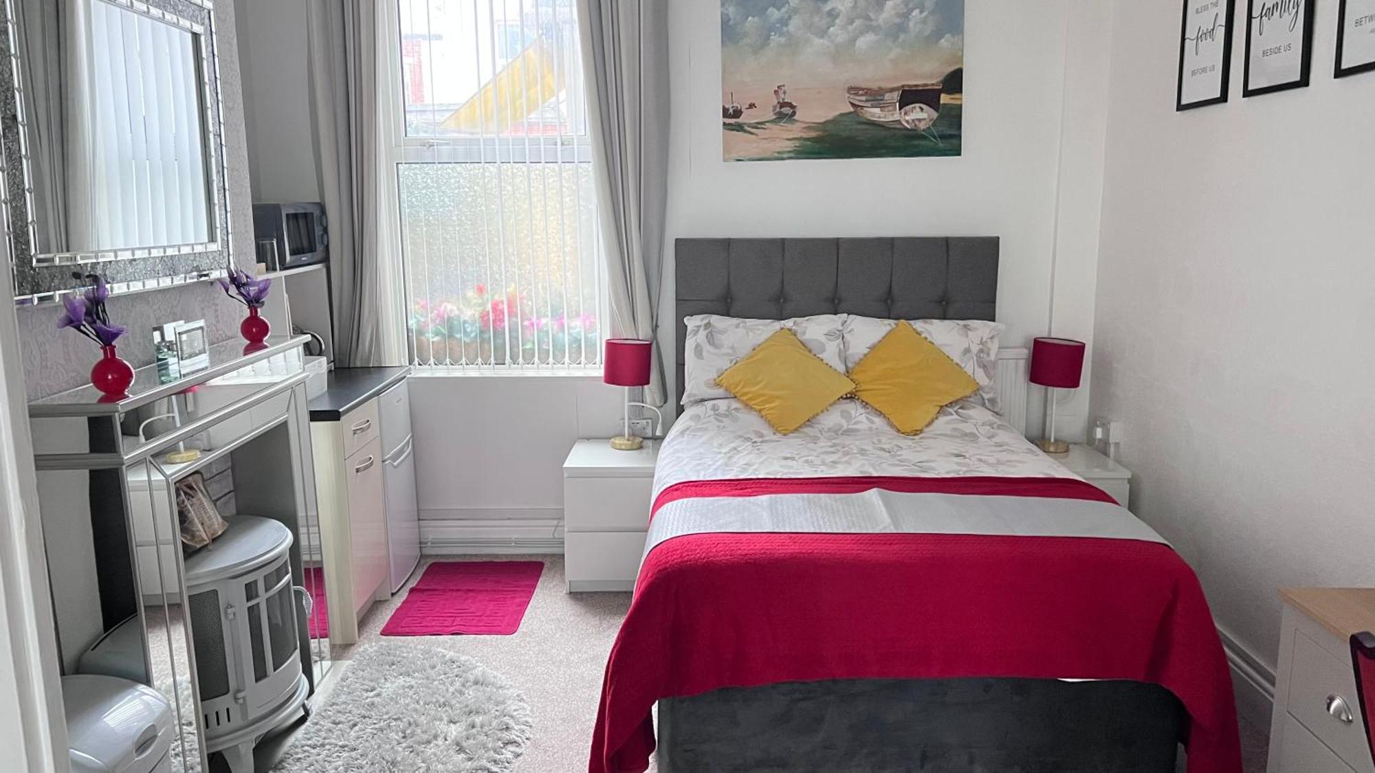 Victoria House - Self Catering Quiet Guesthouse - Adult Singles And Couples Only Blackpool Buitenkant foto