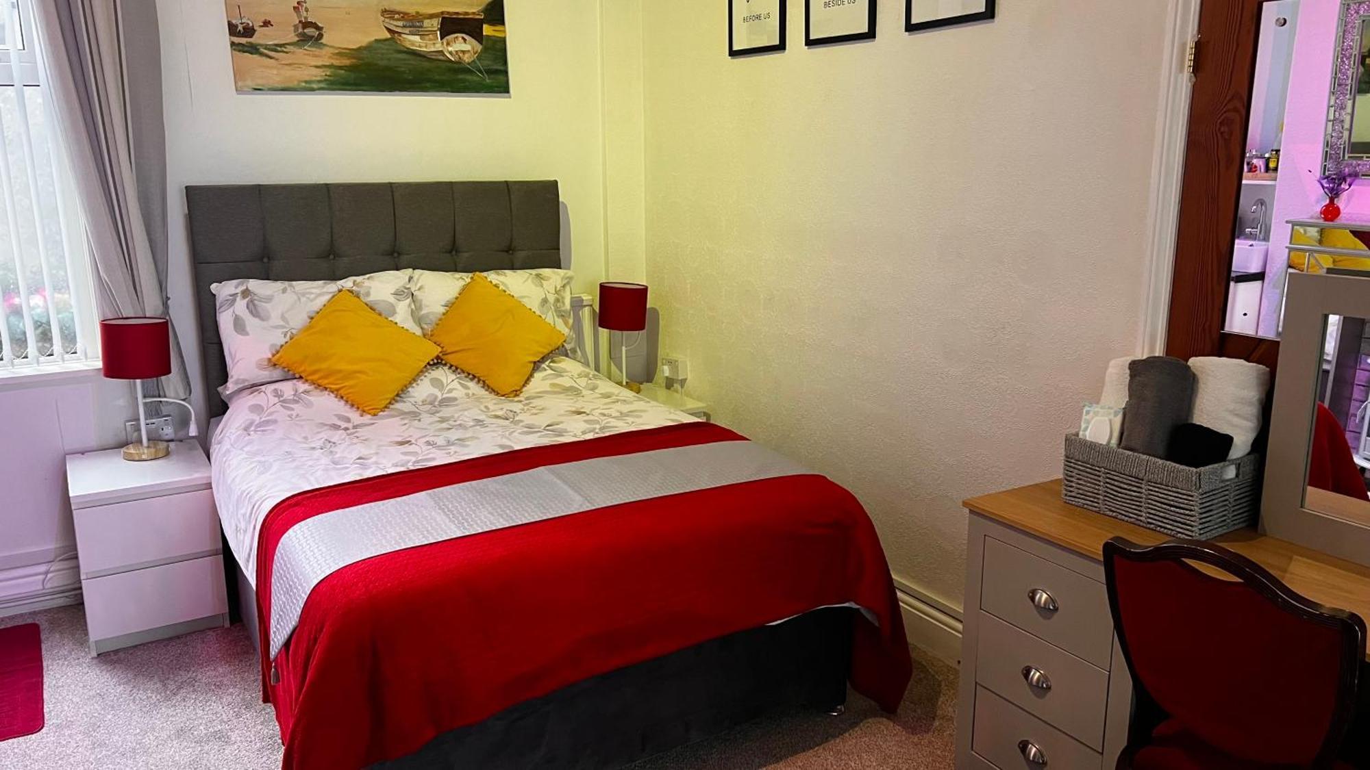 Victoria House - Self Catering Quiet Guesthouse - Adult Singles And Couples Only Blackpool Buitenkant foto