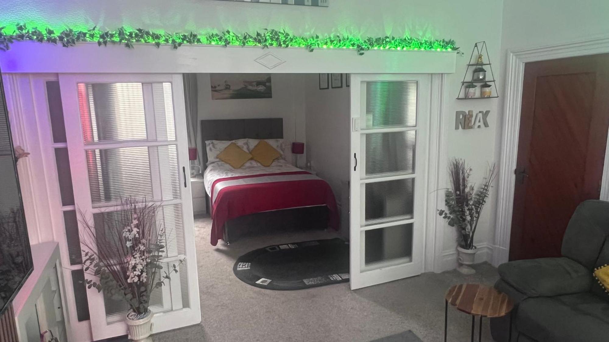 Victoria House - Self Catering Quiet Guesthouse - Adult Singles And Couples Only Blackpool Buitenkant foto
