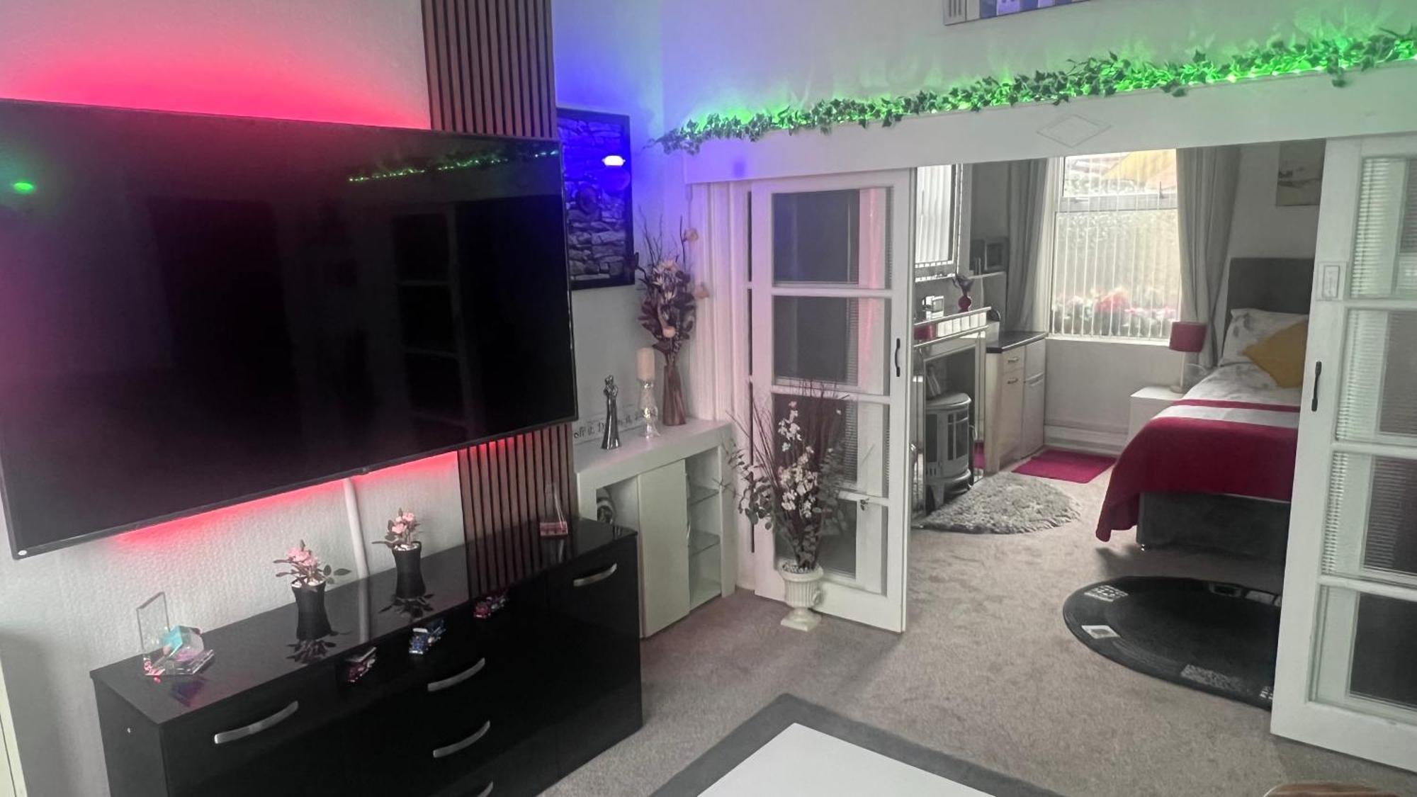 Victoria House - Self Catering Quiet Guesthouse - Adult Singles And Couples Only Blackpool Buitenkant foto