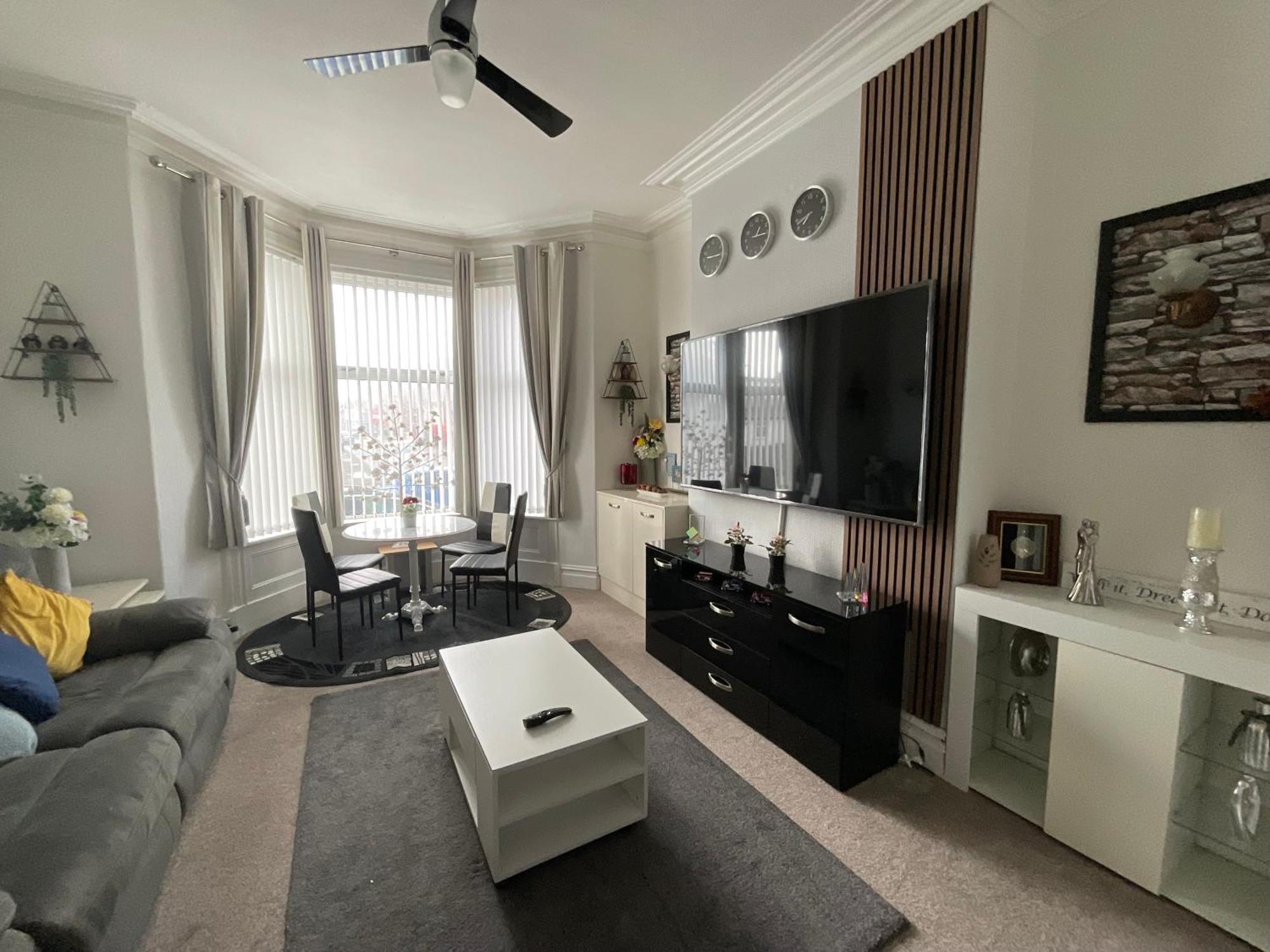 Victoria House - Self Catering Quiet Guesthouse - Adult Singles And Couples Only Blackpool Buitenkant foto