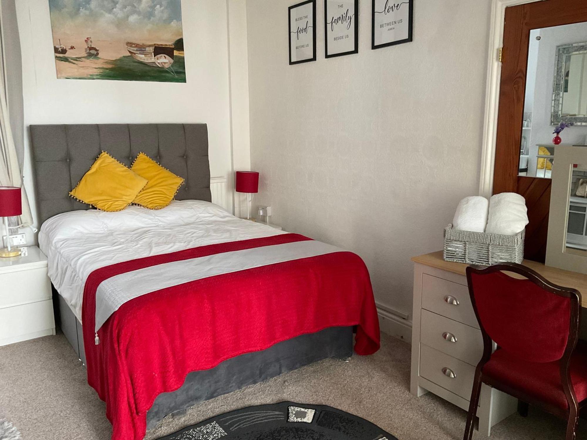 Victoria House - Self Catering Quiet Guesthouse - Adult Singles And Couples Only Blackpool Buitenkant foto