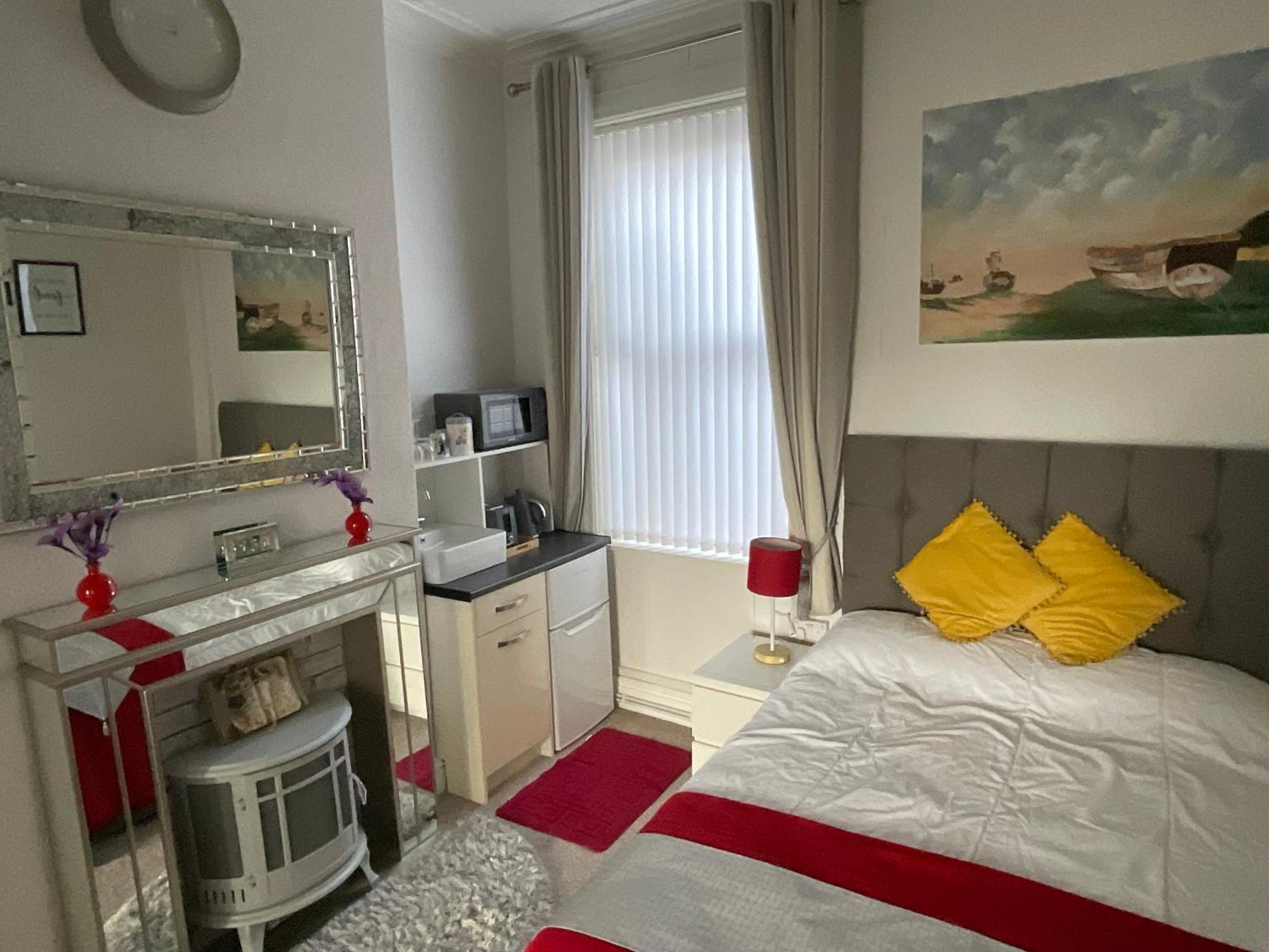 Victoria House - Self Catering Quiet Guesthouse - Adult Singles And Couples Only Blackpool Buitenkant foto