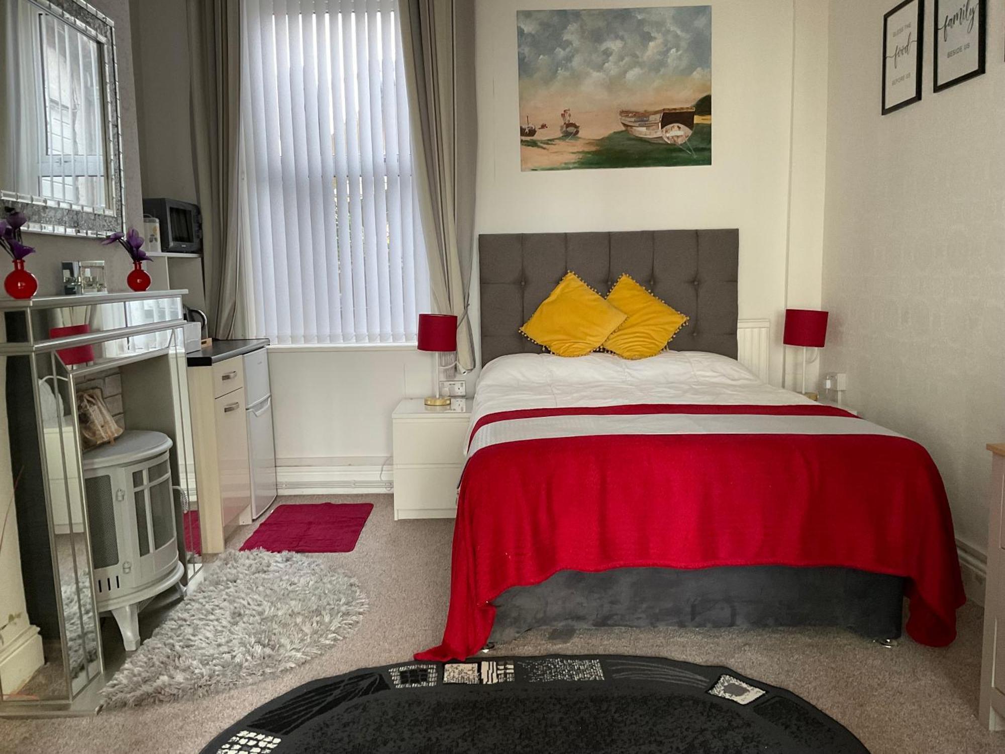Victoria House - Self Catering Quiet Guesthouse - Adult Singles And Couples Only Blackpool Buitenkant foto