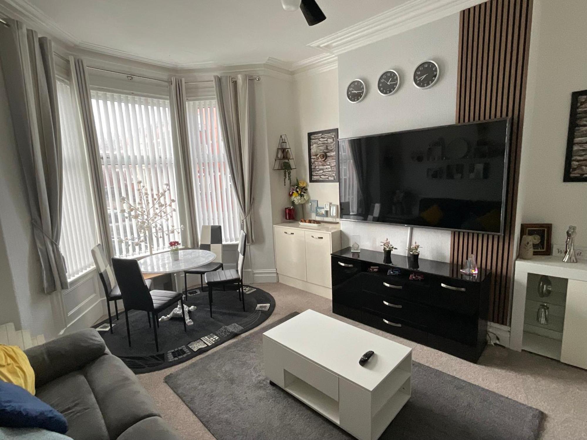 Victoria House - Self Catering Quiet Guesthouse - Adult Singles And Couples Only Blackpool Buitenkant foto