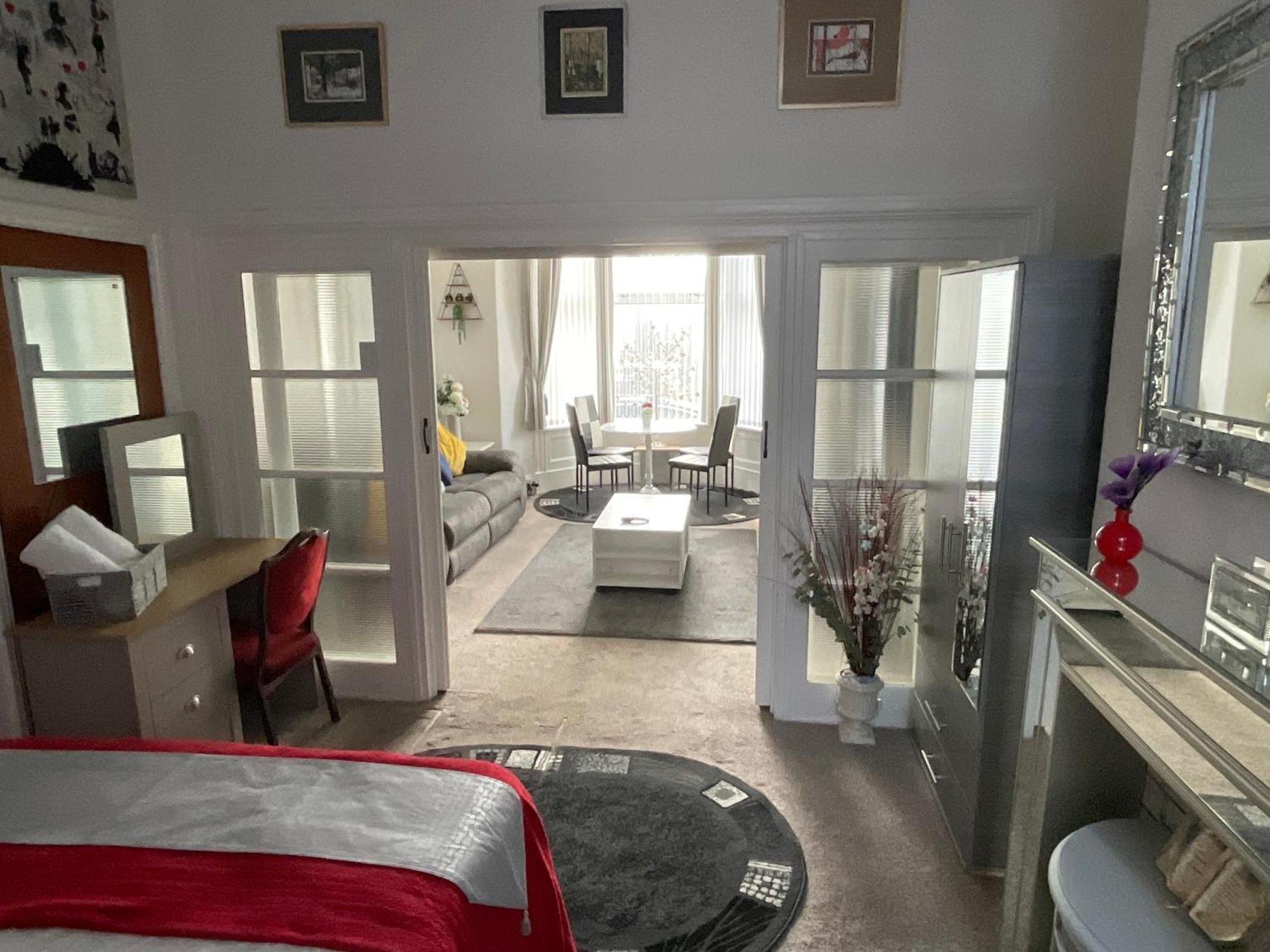 Victoria House - Self Catering Quiet Guesthouse - Adult Singles And Couples Only Blackpool Buitenkant foto