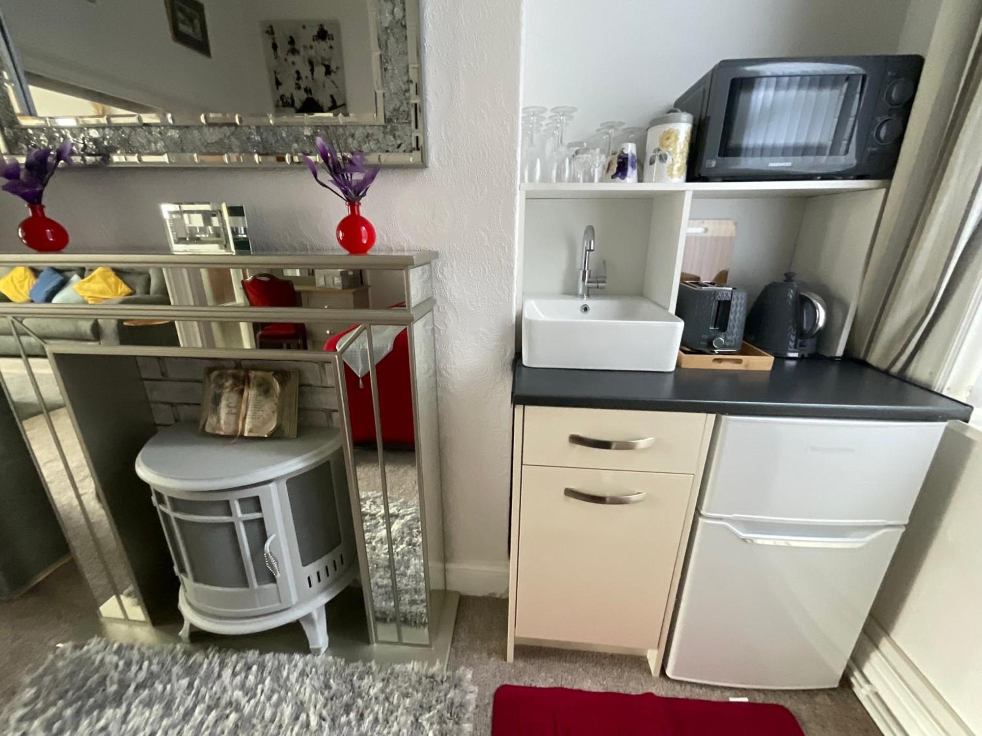 Victoria House - Self Catering Quiet Guesthouse - Adult Singles And Couples Only Blackpool Buitenkant foto