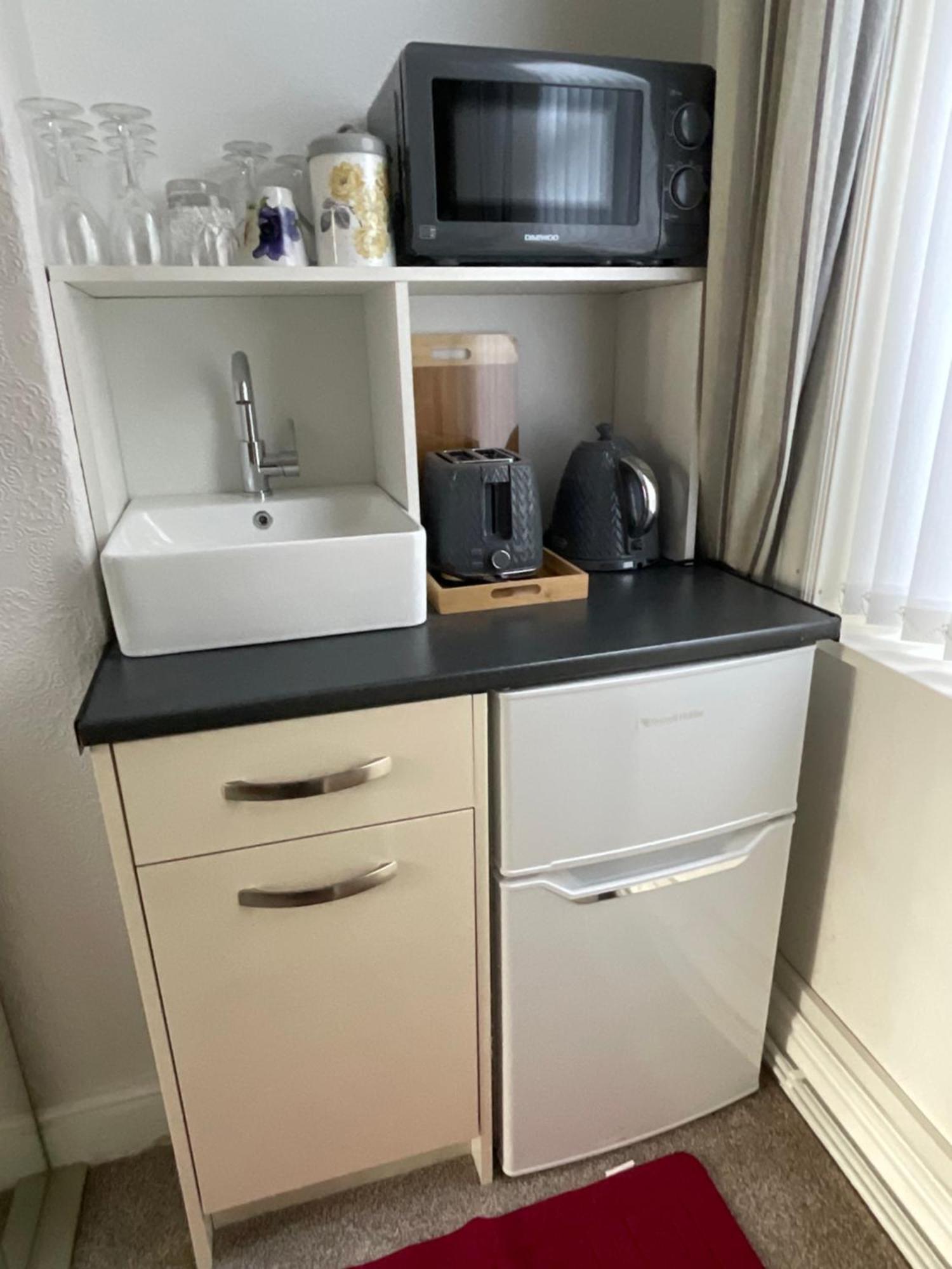 Victoria House - Self Catering Quiet Guesthouse - Adult Singles And Couples Only Blackpool Buitenkant foto