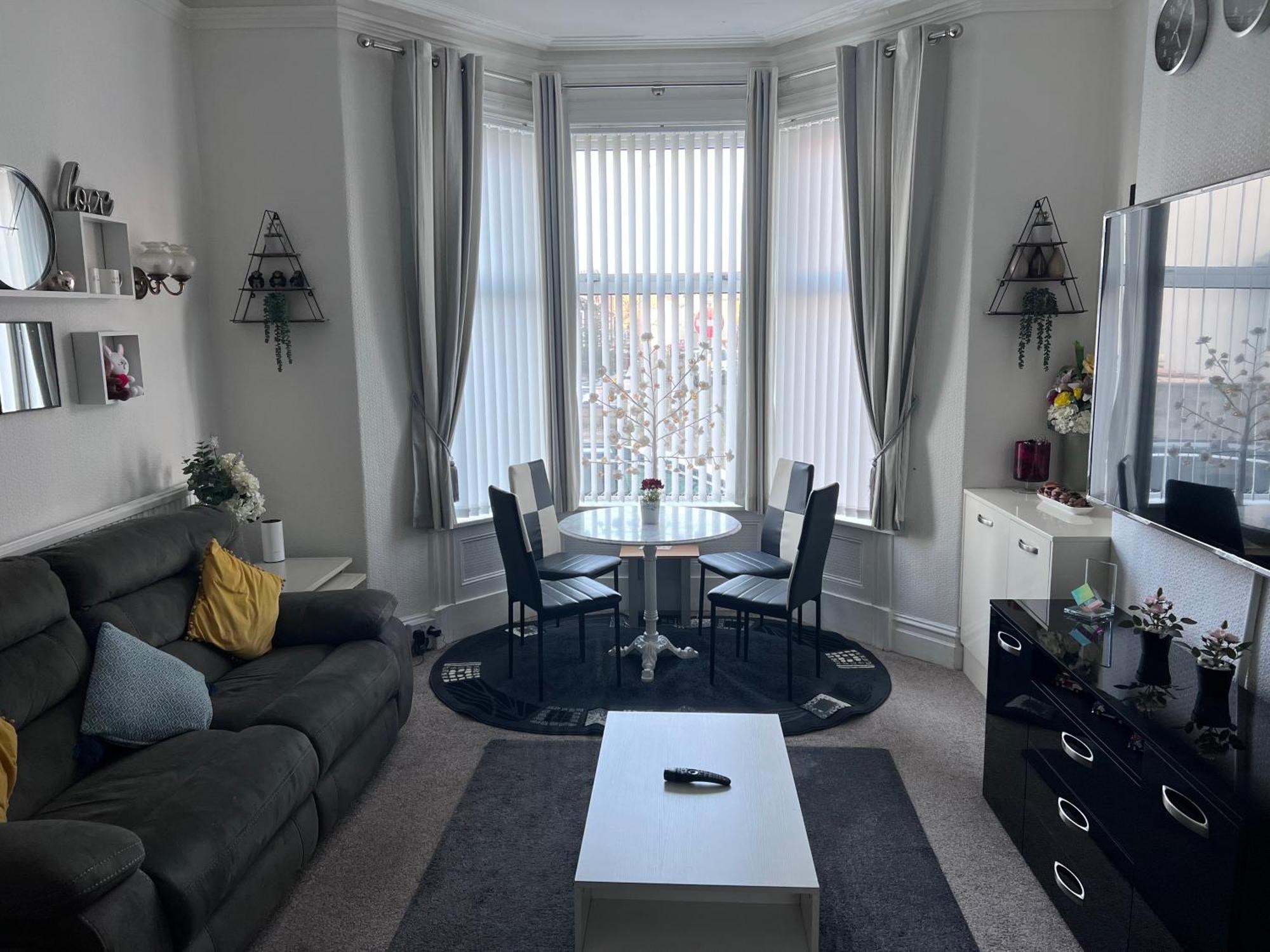 Victoria House - Self Catering Quiet Guesthouse - Adult Singles And Couples Only Blackpool Buitenkant foto