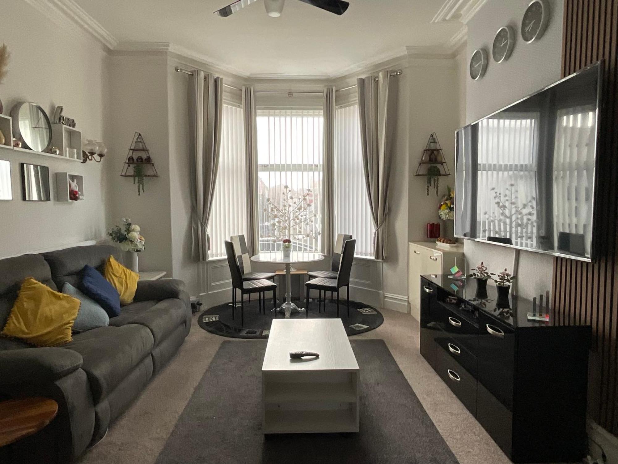 Victoria House - Self Catering Quiet Guesthouse - Adult Singles And Couples Only Blackpool Buitenkant foto