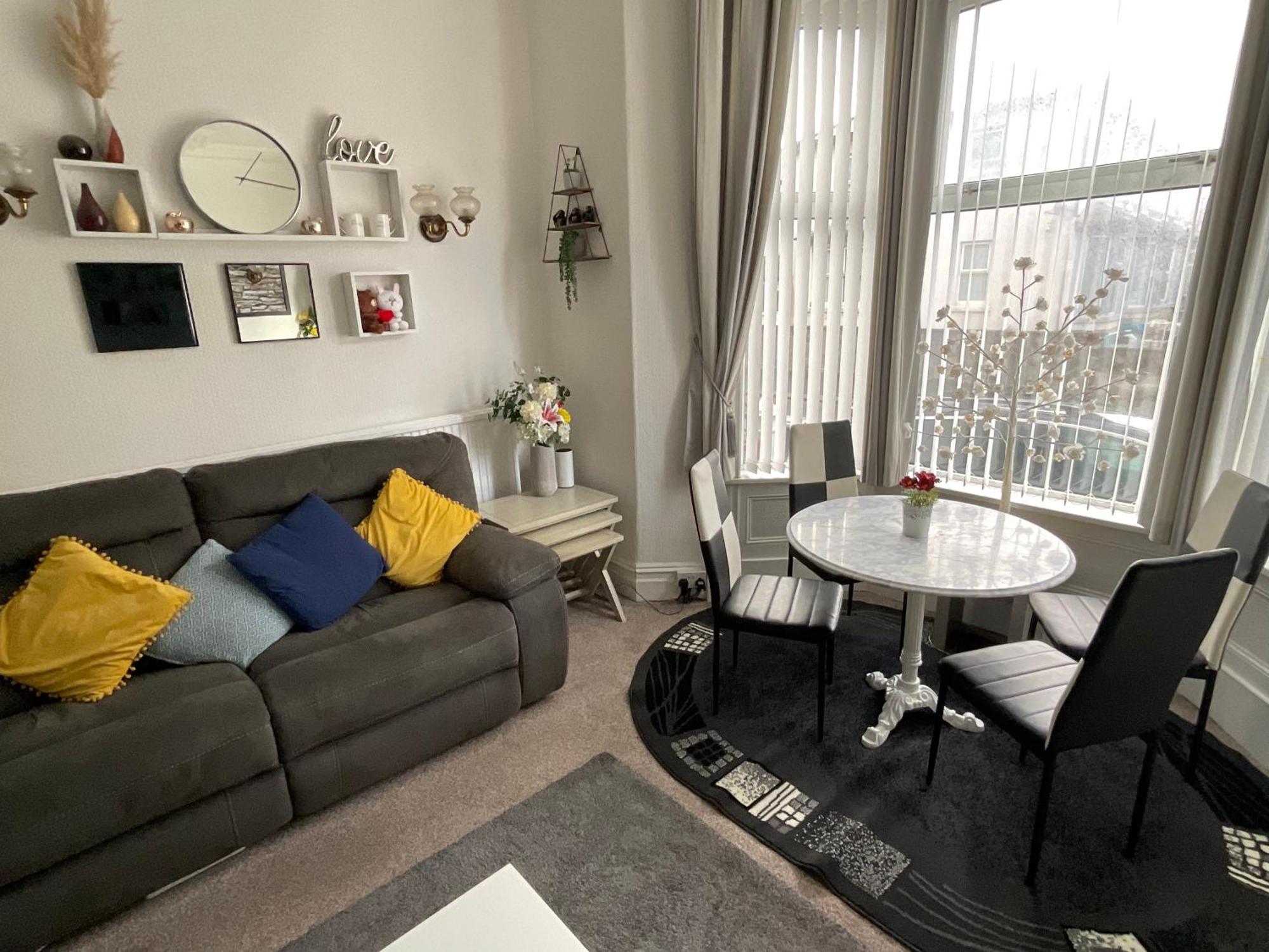 Victoria House - Self Catering Quiet Guesthouse - Adult Singles And Couples Only Blackpool Buitenkant foto