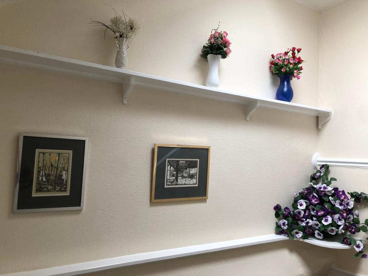 Victoria House - Self Catering Quiet Guesthouse - Adult Singles And Couples Only Blackpool Buitenkant foto