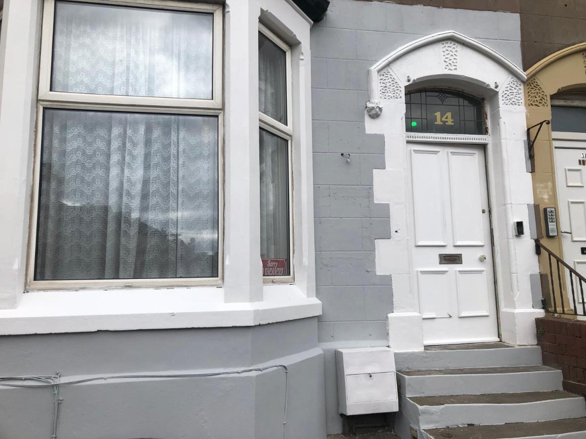 Victoria House - Self Catering Quiet Guesthouse - Adult Singles And Couples Only Blackpool Buitenkant foto